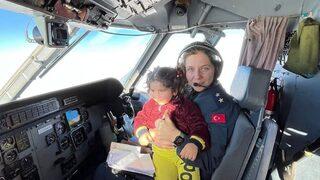 Hava Kuvvetleri Komutanlığı'ndan depremzedelerin tahliyesi hakkında paylaşım! Pilotlarımız, uçaktaki çocuklara moral vermek için onları kokpite alıyor