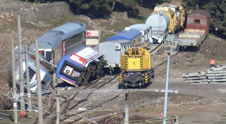 Deprem sırasında yaşandı! Dağ kenarında dehşete düşüren kareler: Trenler üst üste devrildi, ekipler alelacele harekete geçti G2