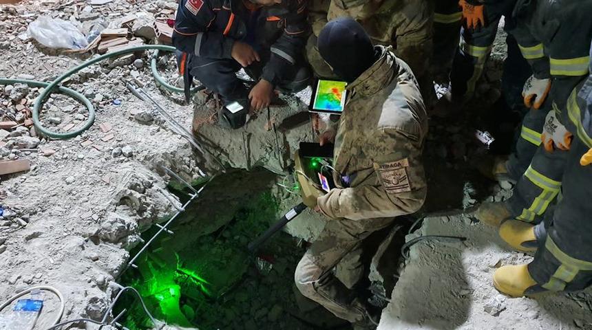 Mehmetçik, 10 yaşındaki Eylül Kılıç’ı, yeraltı görüntüleme cihazıyla bularak 147’nci saatte sağ olarak kurtardı
