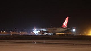 Depremde zarar görmüştü... Hatay Havalimanı'nın pisti onarıldı! İlk uçuş gerçekleşti