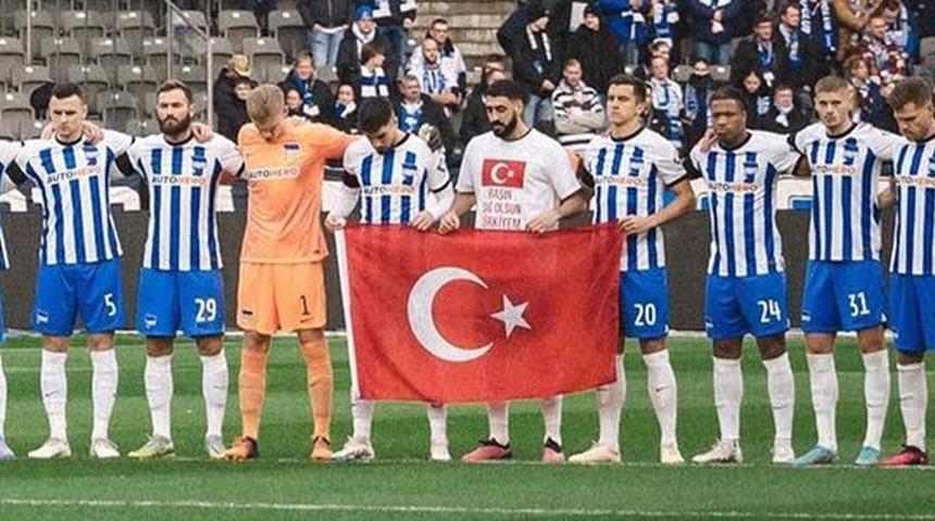 Almanya ekibi Hertha Berlin'de forma giyen Tolga Ciğerci ısınmaya "Başın sağ olsun Türkiyem" yazılı tişörtle çıktı