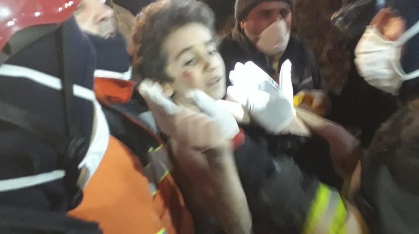 Hatay'da depremden 163 saat sonra 7 yaşındaki çocuk enkazdan sağ çıkarıldı