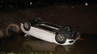 Kocaeli'de dereye devrilen otomobilin sürücüsü yaralandı