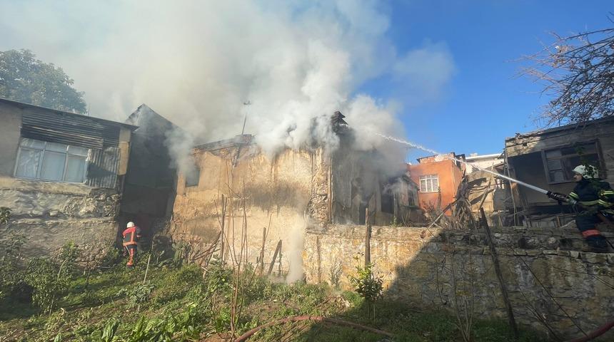 Mersin'de 4 ev yanarak kullanılamaz hale geldi