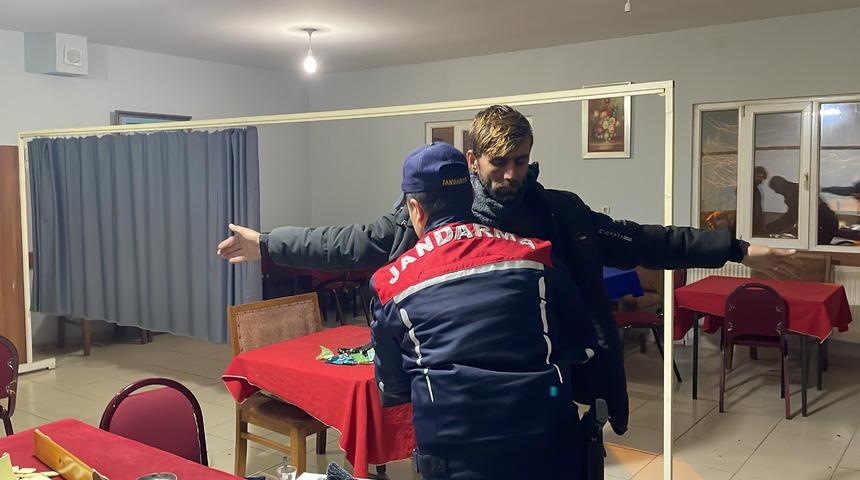 Sakarya'da yol kenarında tırdan indirilen düzensiz göçmenlerden 70'i yakalandı