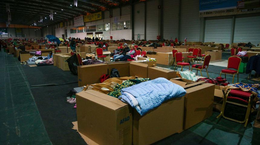 Adana'da depremden etkilenenler TÜYAP Fuar Alanı'nda barınıyor