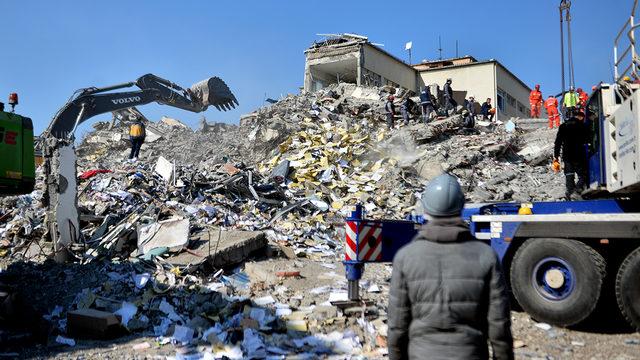 Hatay’da yıkılan hastane binasının deprem raporu ortaya çıktı! ‘Hastaların aşağı düştüğünü gördük’