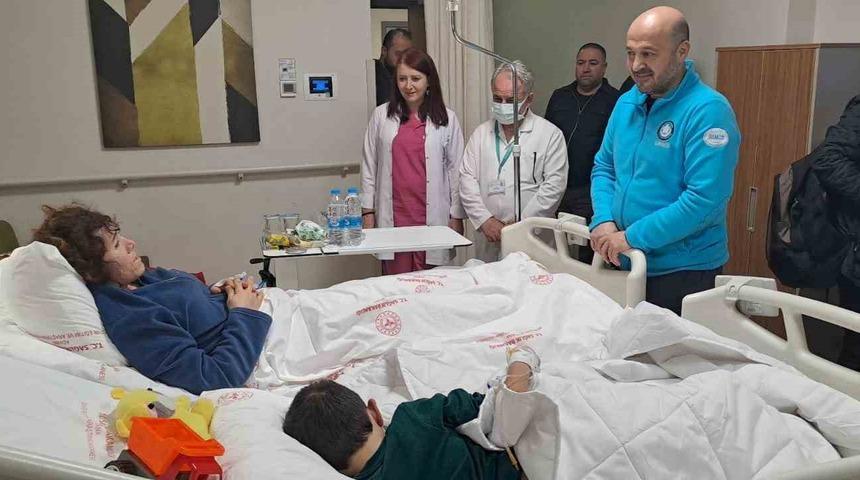 Adana İl Sağlık M&uuml;d&uuml;r&uuml; Nacar, yaralı kurtulan vatandaşları hastanede ziyaret etti