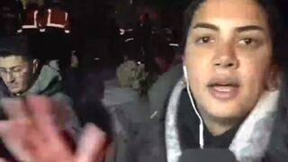 Her şey bir anda oldu! Hasarlı binanın yanındaki kurtarma çalışmasında büyük panik: Canlı yayında artçı depreme böyle yakalandılar…