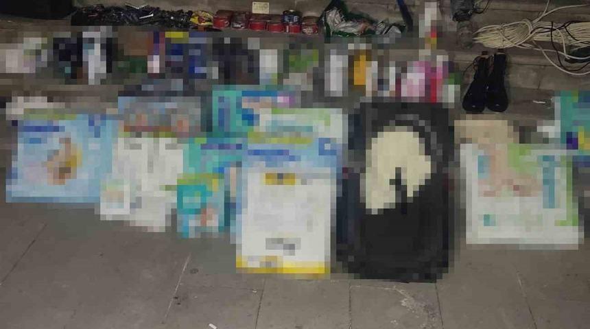 Depremzedelerin malzemesini &ccedil;alan 10 hırsız tutuklandı