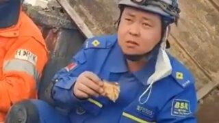 Arama kurtarma çalışmalarında yürekleri ısıtan anlar! Çinli ekibe otlu peynir ikram ettiler... Yanyana omuz omuza çalıştılar