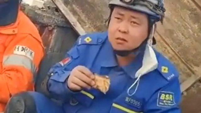 Arama kurtarma çalışmalarında yürekleri ısıtan anlar! Çinli ekibe otlu peynir ikram ettiler... Yanyana omuz omuza çalıştılar