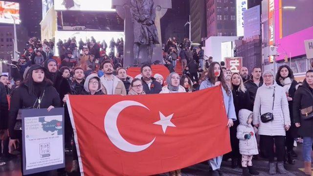 Amerika’nın göbeğinde İstiklal Marşı! New York Times meydanından İstiklal Marşı’nın sesi yükseldi