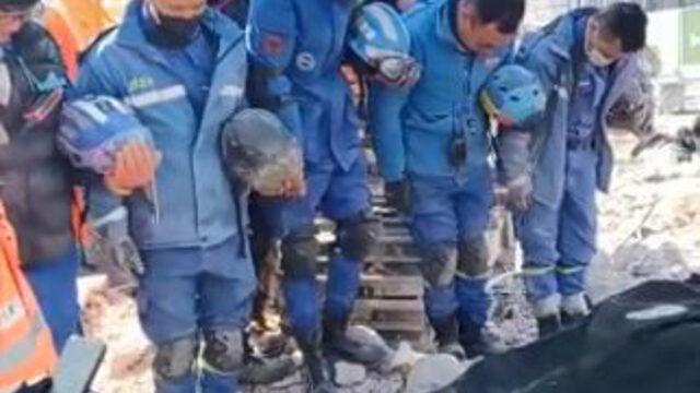 Görenleri duygulandırdı! Çinli arama kurtarma ekibi, enkazdan cansız çıkardıkları depremzedeye böyle veda etti