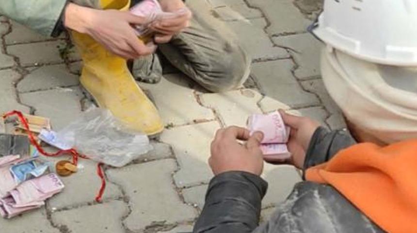 Enkazda bulunan 200 bin TL'lik altın ve d&ouml;vizi sahibine teslim edildi