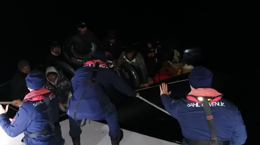 Bodrum açıklarında sürüklenen lastik bottaki 9 düzensiz göçmen kurtarıldı