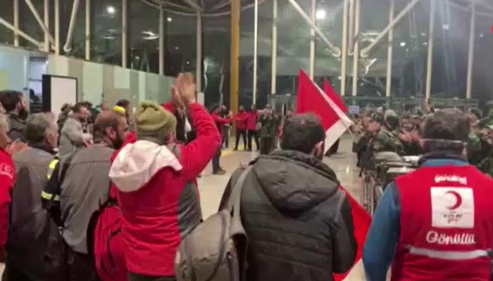 O ekibi ilk defa yurt dışına yolladılar! Ellerinde Türk bayrağı ile Hatay'a geldiler