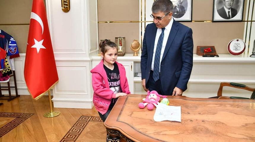 Karabük'te ilkokul öğrencisi akıllı saat almak için biriktirdiği parayı depremzedelere bağışladı