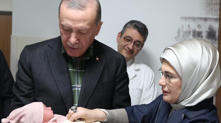 Cumhurbaşkanı Erdoğan, depremzedenin bebeğine "Ayşe Betül" ismini verdi