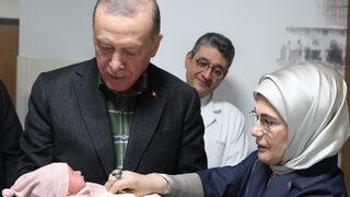 Cumhurbaşkanı Erdoğan, depremzedenin bebeğine Ayşe Betül ismini verdi