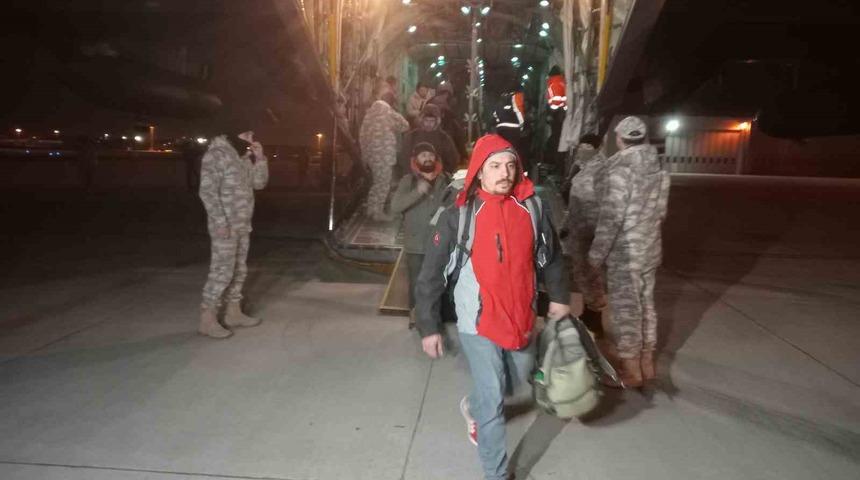 Adana’da enkaz çalışmalarındaki 60 kişilik askeri ve sivil ekip TSK uçağıyla İstanbul’a getirildi