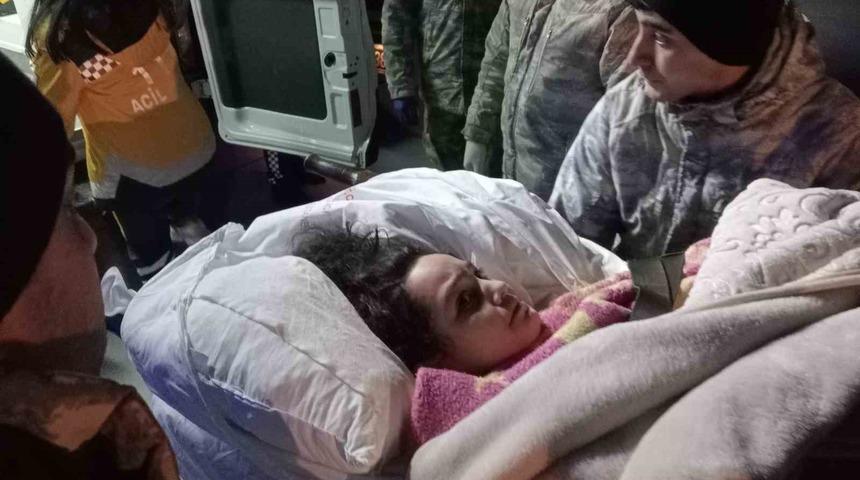 Adana’daki 49 yaralı depremzede ve 25 refakatçi TSK uçağıyla İstanbul’a getirildi