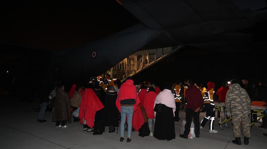 Deprem b&ouml;lgesinden 49 yaralı u&ccedil;akla İstanbul'a getirildi