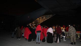 Deprem bölgesinden 49 yaralı uçakla İstanbul'a getirildi