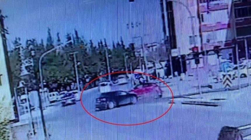Kırmızı ışık ihlalinin kazayla sonuçlandığı anlar kamerada: 2 yaralı