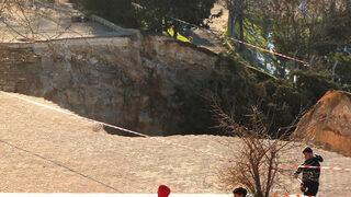 Parkta oluşan 3 dev çukur şoke etti! Elektik direğini bile yuttu, tam 10 metre...