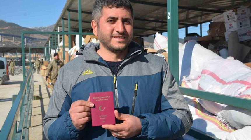 Depremzedeler için gönderdiği monttan pasaport çıktı