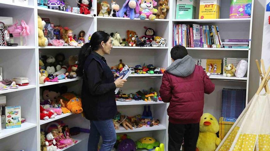 Küçükçekmece Belediyesinden ilçeye gelen depremzedelere kıyafet ve sıcak yemek desteği