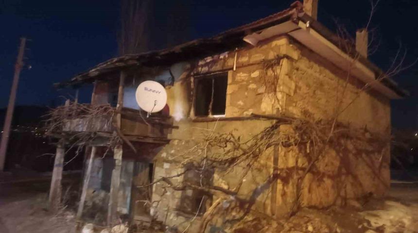 Alevlerin arasında kalan yaşlı adam hayatını kaybetti