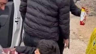 Fazladan aldığı meyve suyunu arkadaşı istemeyince geri verdi! Görüntüler sosyal medyada gündem oldu 