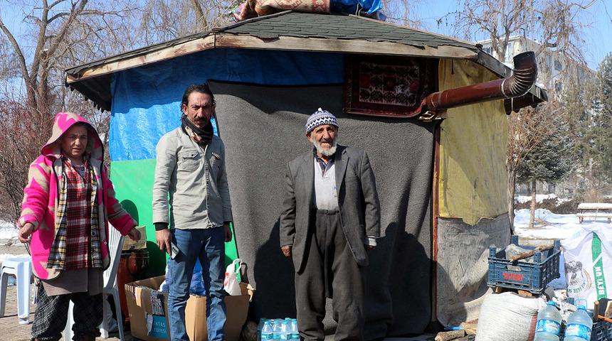 Depremde dışarıda kalan 11 kişilik aile, çardağı eve dönüştürdü