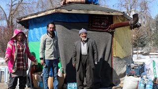 Depremde dışarıda kalan 11 kişilik aile, çardağı eve dönüştürdü