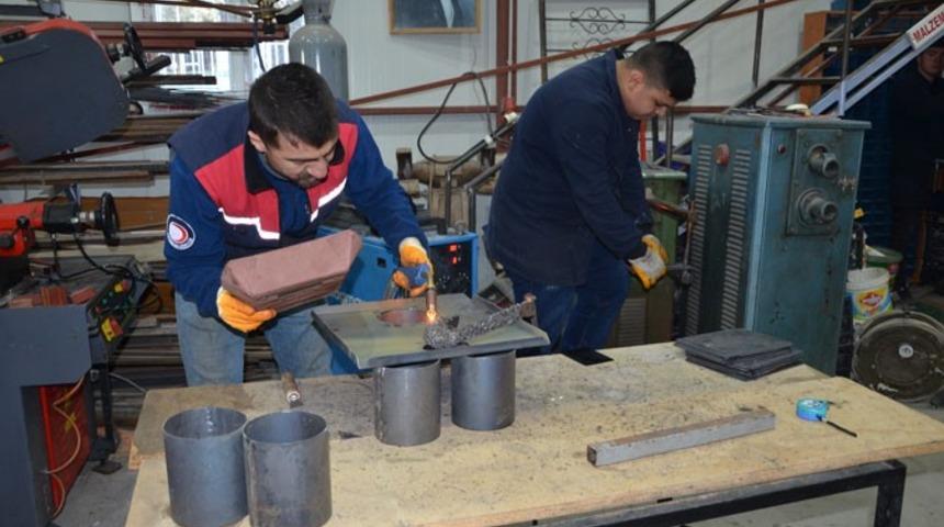 Depremde atölyeleri yıkılmıştı şimdi depremzedeler için soba üretiyorlar