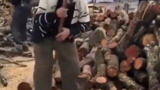 Depremzedelere gönderilecek odunları tek tek kırdı! O anlar herkesi duygulandırmayı başardı 