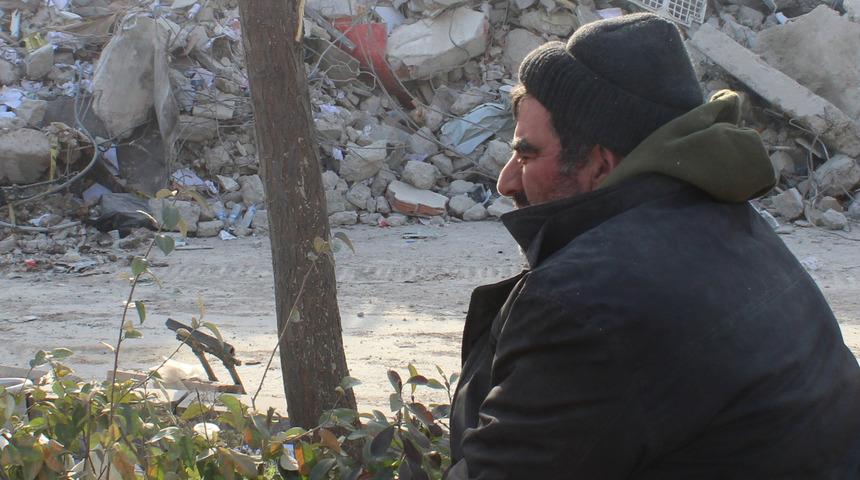 Kahreden görüntü! Aynı apartmandaki 15 akrabasını kaybetti, onun için bekliyor