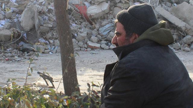 Kahreden görüntü! Aynı apartmandaki 15 akrabasını kaybetti, onun için bekliyor