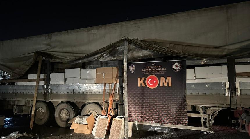 Konya'da deprem bölgesine gıda taşıdığı belirtilen tırda 5,3 milyon kaçak sigara bulundu