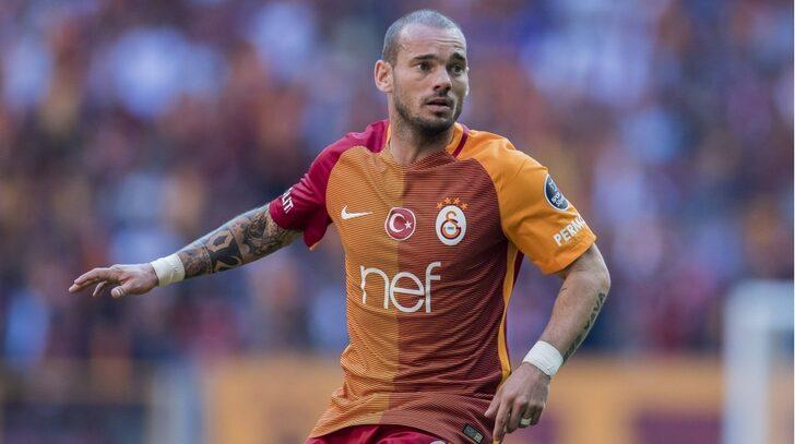 Wesley Sneijder'den açıklama geldi! Sırp oyuncu depremzedeler için hazırlanan Türk bayraklı pazubandını takmayı reddetti G3
