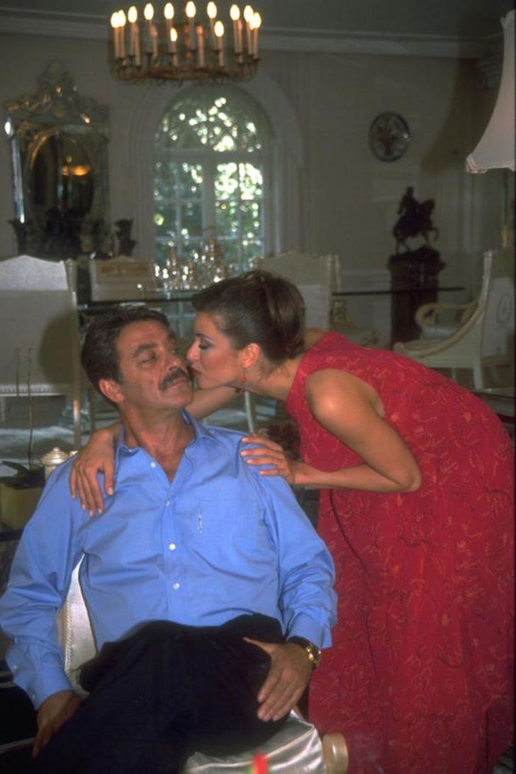 Hande Ataizi, tuvaletin camından kaçmaya çalışırken cama sıkıştı! G2