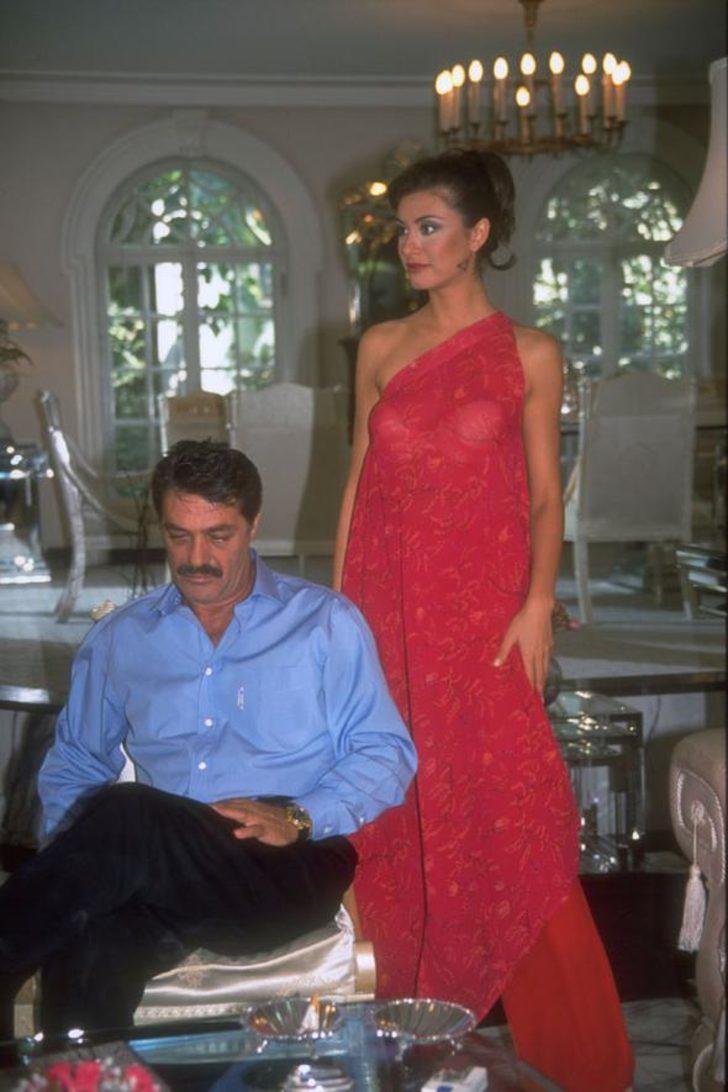 Hande Ataizi, tuvaletin camından kaçmaya çalışırken cama sıkıştı! G3