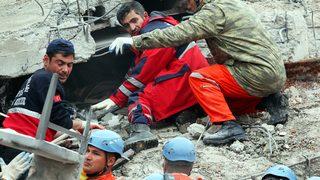 Enkaz altından gelen bu ses hayat kurtarıyor! Herkesin bilmesi gerekiyor