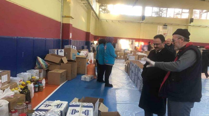 Gediz Kaymakamlığı’ndan depremzedelere 4 tır insani yardım malzemesi