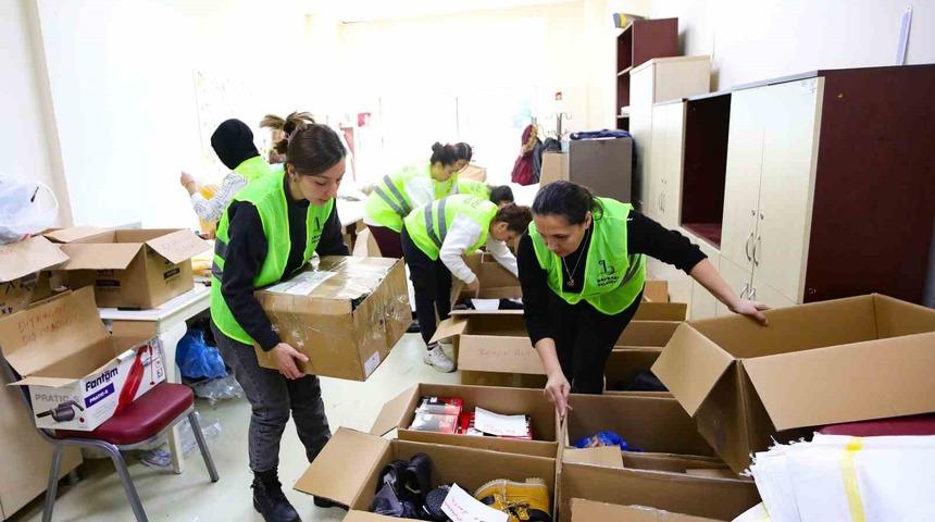 Bayraklı’dan deprem bölgesine 17 tır ve bir büyük kamyon dolusu yardım