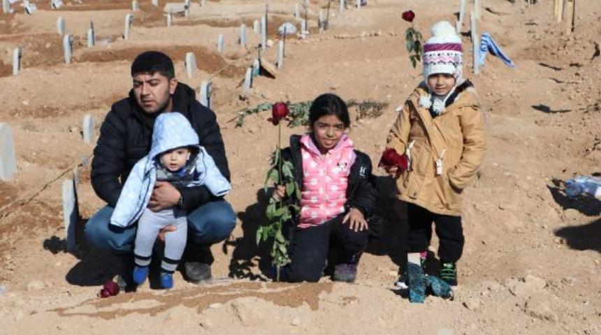 Yürek yakan görüntü! Depremde hayatını kaybeden eşinin mezarını ziyaret edip, Sevgililer Günü'nü kutladı