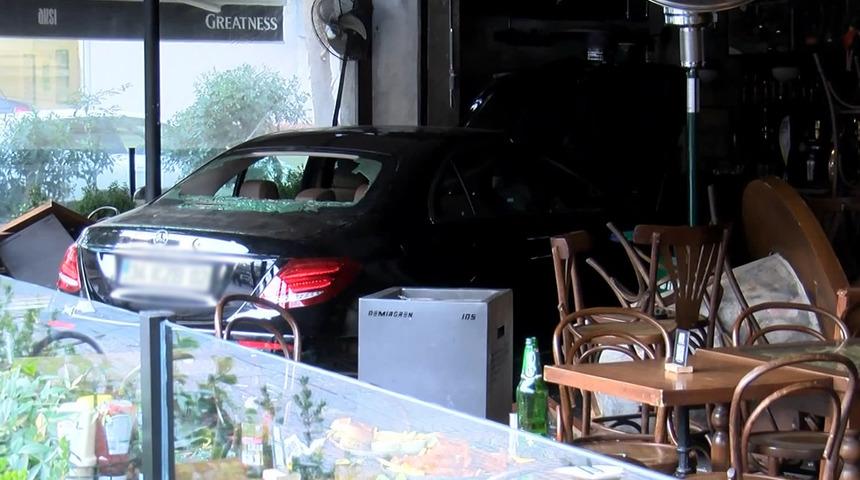 Kadıköy'de hareketli anlar! Lüks otomobil restorana girdi...
