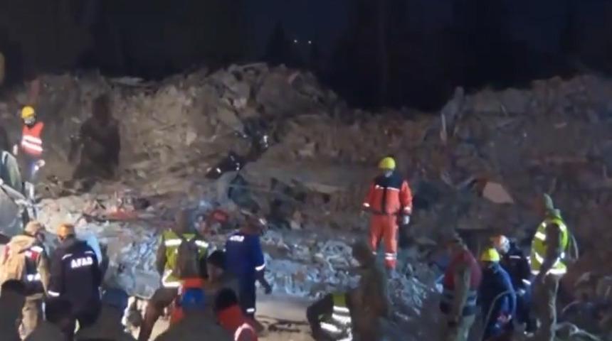 Adıyaman'da 212. saat müjdesi! Enkaz altından peş peşe kurtarıldılar... İlk yaptığı hareket tüyleri diken diken etti